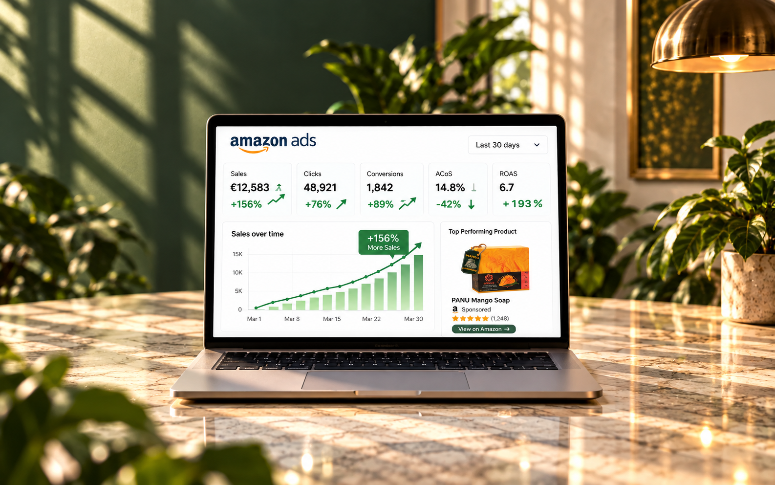 Vollständig sichtbarer Laptop mit PPC-Leistungsdaten